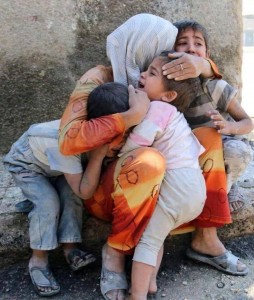 Yezidische Frau mit Kindern nach einem ISIS-Angriff © ezidipress.com
